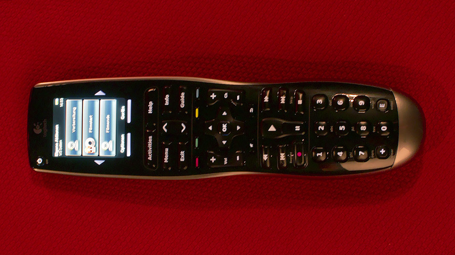 Eine Logitech Harmony 900 Universalfernbedienung mit Touchscreen und Tastenbeleuchtung.