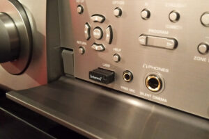 USB-Stick hinter der Front-Blende eines AV-Receivers eingesteckt.