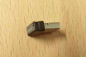 Micro-USB-Stick in der Seitenansicht.