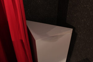 Basotect-Kantenabsorber hinter einem Vorhang versteckt.