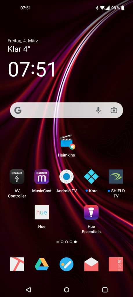 Home Screen eines Android-Smartphones mit App-Icon und verschiedenen anderen Apps aus dem Bereich Smart Home