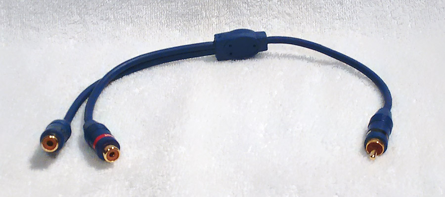 Ein Y-Kabel als Zwischenstecker zum Nachrüsten: So kann zum Subwoofer ein vorhandenes Stereo-Cinch-Kabel weiter verwendet werden