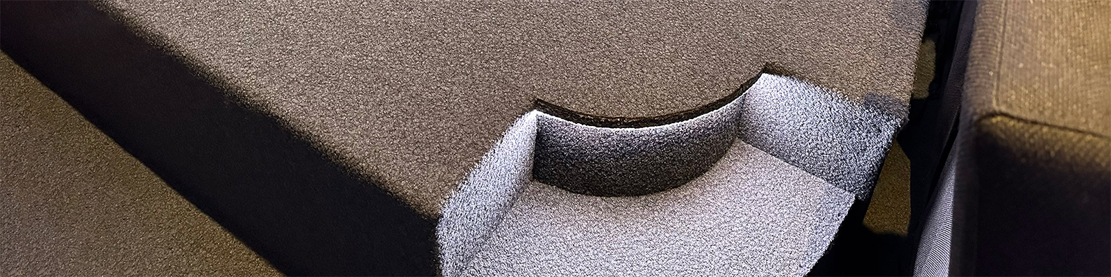 Runde Stufe auf ein Podest, mit Teppich beklebt und beleuchtet