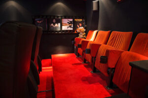 Die hintere Sitzreihe wird oft mit echten Kinosesseln realisiert, um Platz zu sparen.