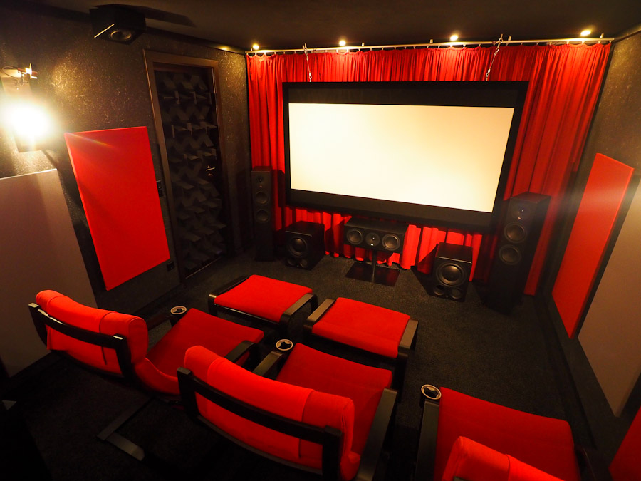 Heimkino-Front mit Maskierung an der Leinwand