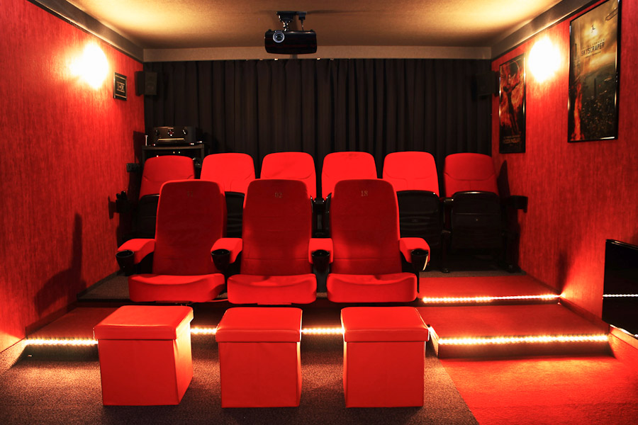 Blick nach hinten im Time-Out Cinema mit 9 Sitzplätzen in 2 Reihen