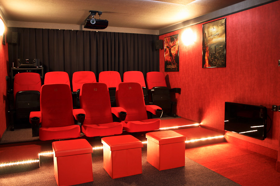 Echte Kinosessel in zwei Reihen angeordnet – wie im echten Kino!