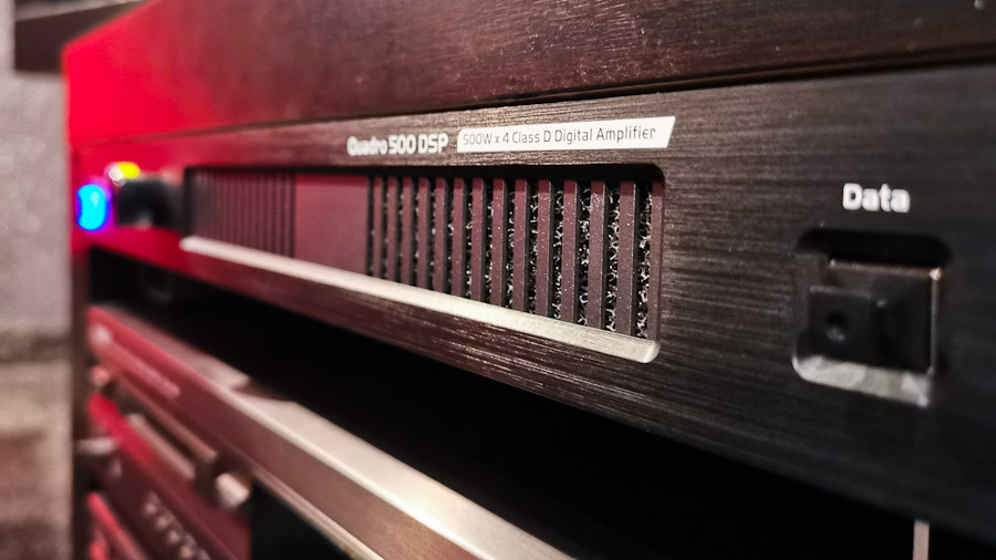 Der Thomann t.amp Quadro 500 DSP in einem Hifi-Rack verbaut. Ansicht von rechts mit USB-Datenanschluss und Lüftungsschlitzen im Vordergrund.