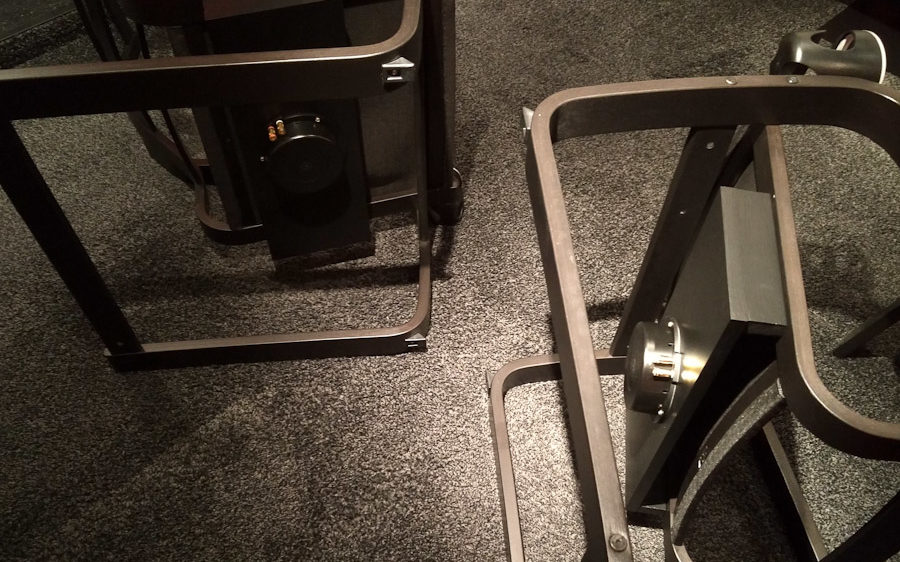 Unterbau mit Bass Shakern unter den IKEA-Sesseln montiert.
