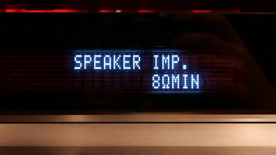 Display eines AV-Receivers, während die Einstellung für die Lautsprecher-Impedanz angezeigt wird.