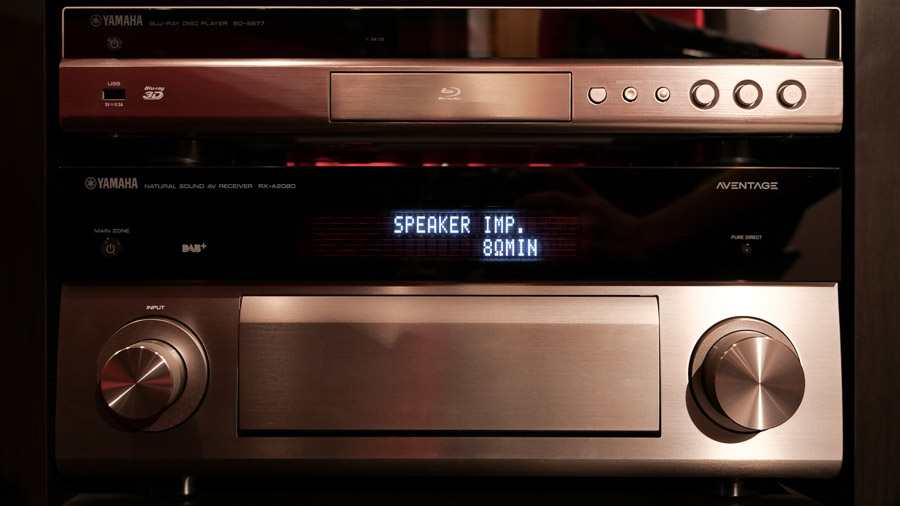 Display eines AV-Receivers, während die Einstellung für die Lautsprecher-Impedanz angezeigt wird.