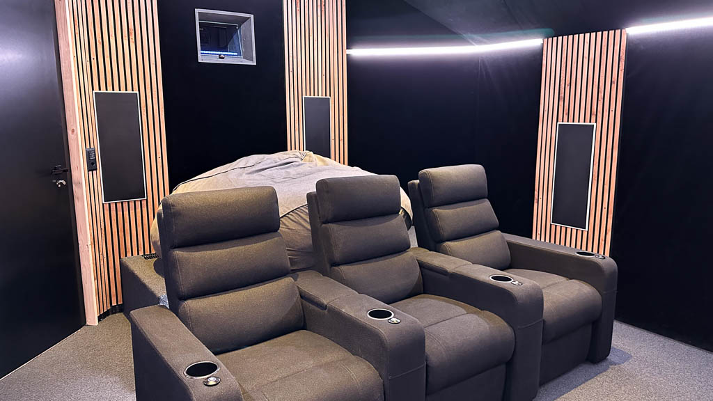 Akustikpaneele in einem Heimkino. Die Holz-Optik passt sehr gut zum ansonsten dunkel gestalteten Raum.