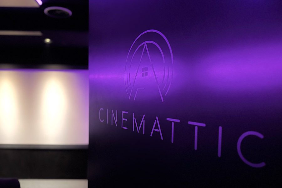 Eingangstür ins Cinemattic mit Logo