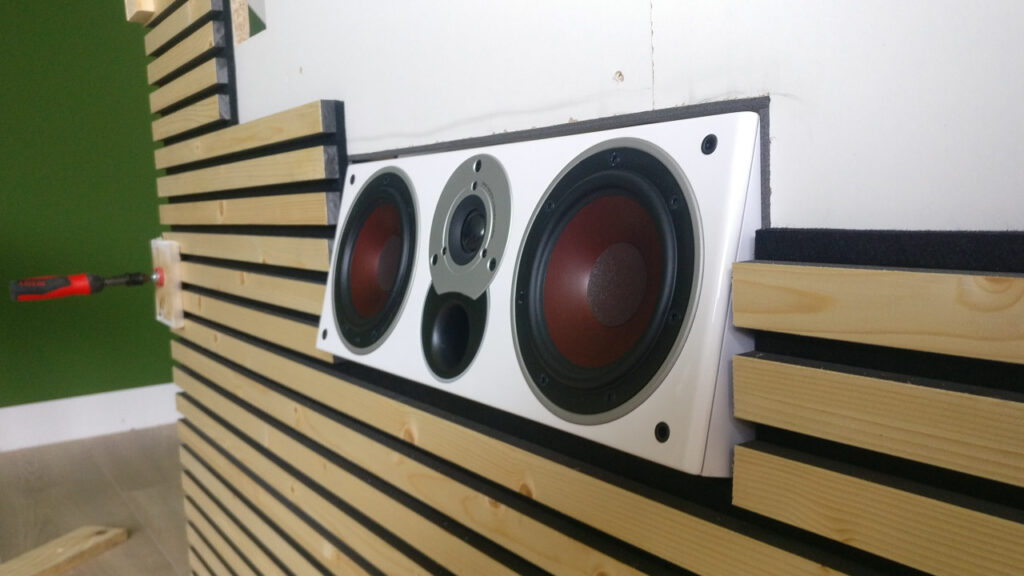 Der Dali Zensor Vokal Center-Lautsprecher in die Wand eingebaut