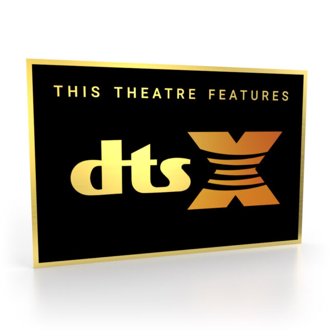 Schild in Schwarz-Gold mit dem DTS:X Logo von 2015