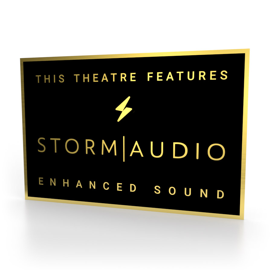 Schild in Schwarz-Gold mit dem StormAudio Logo
